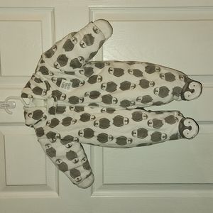 Like new, Carter's winter bodysuit for NB size baby. Penguin print and feeties.
